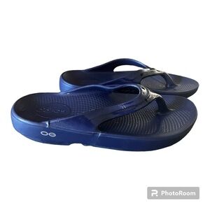 OOFOS Oolala Ladies Sandal in Navy, Size 7